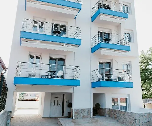Blue And White Luxury Hotel apartamentowy 4*